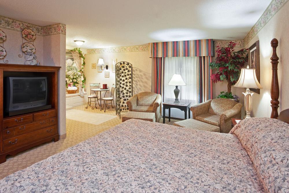 Holiday Inn Express & Suites - Sharon-Hermitage By Ihg West Middlesex Экстерьер фото